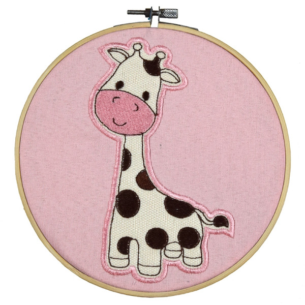 Καμηλοπάρδαλη σε τελάρο κεντήματος για διακόσμηση