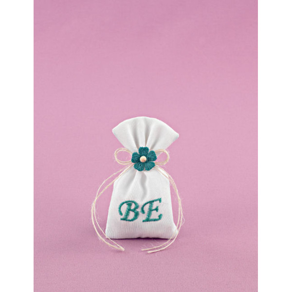 Μπομπονιέρα Γάμου Λευκό Πουγκί Μικρό με Βεραμάν Λουλουδάκι Πλεκτό και Μονογράμματα