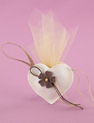 Μπομπονιέρα Γάμου Καρδιά Δερματίνης Μικρή με Λουλούδι Πλεκτό